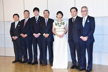 左から日本アカデミー賞協会事務局長・村松秀信、日本アカデミー賞運営委員長・小畑良治、羽鳥慎一、日本アカデミー賞協会会長・島谷能成、安藤サクラ、日本アカデミー賞協会実行委員長・市川南、日本アカデミー賞協会総合プロデューサー・大角正。