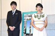 左から羽鳥慎一、安藤サクラ。