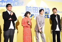 高杉真宙（左から3人目）の番にもかかわらず、話し続ける小木博明（左端）の姿を見て笑うキャストたち。