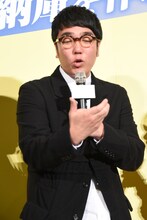 「撮影の最中に大きな仕事が入ったことを知った岸井ゆきの」のモノマネをする、おぎやはぎ小木。岸井は「違うんです！」と必死に弁解していた。