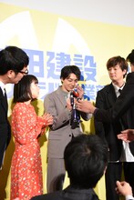 マジンガーZのフィギュアのパーツが取れてしまい、焦る高杉真宙（中央）。