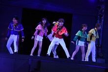 「魔進戦隊キラメイジャー」製作発表記者会見でのショーの様子。左から水石亜飛夢、工藤美桜、小宮璃央、新條由芽、木原瑠生。