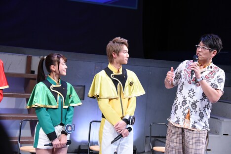 左から新條由芽、木原瑠生、古坂大魔王。