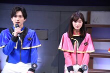 左から水石亜飛夢、工藤美桜。