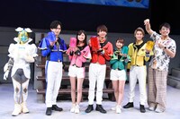 「魔進戦隊キラメイジャー」製作発表記者会見に出席した古坂大魔王（右端）ら。