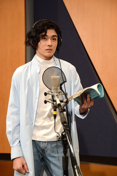 市川染五郎がアフレコする様子。