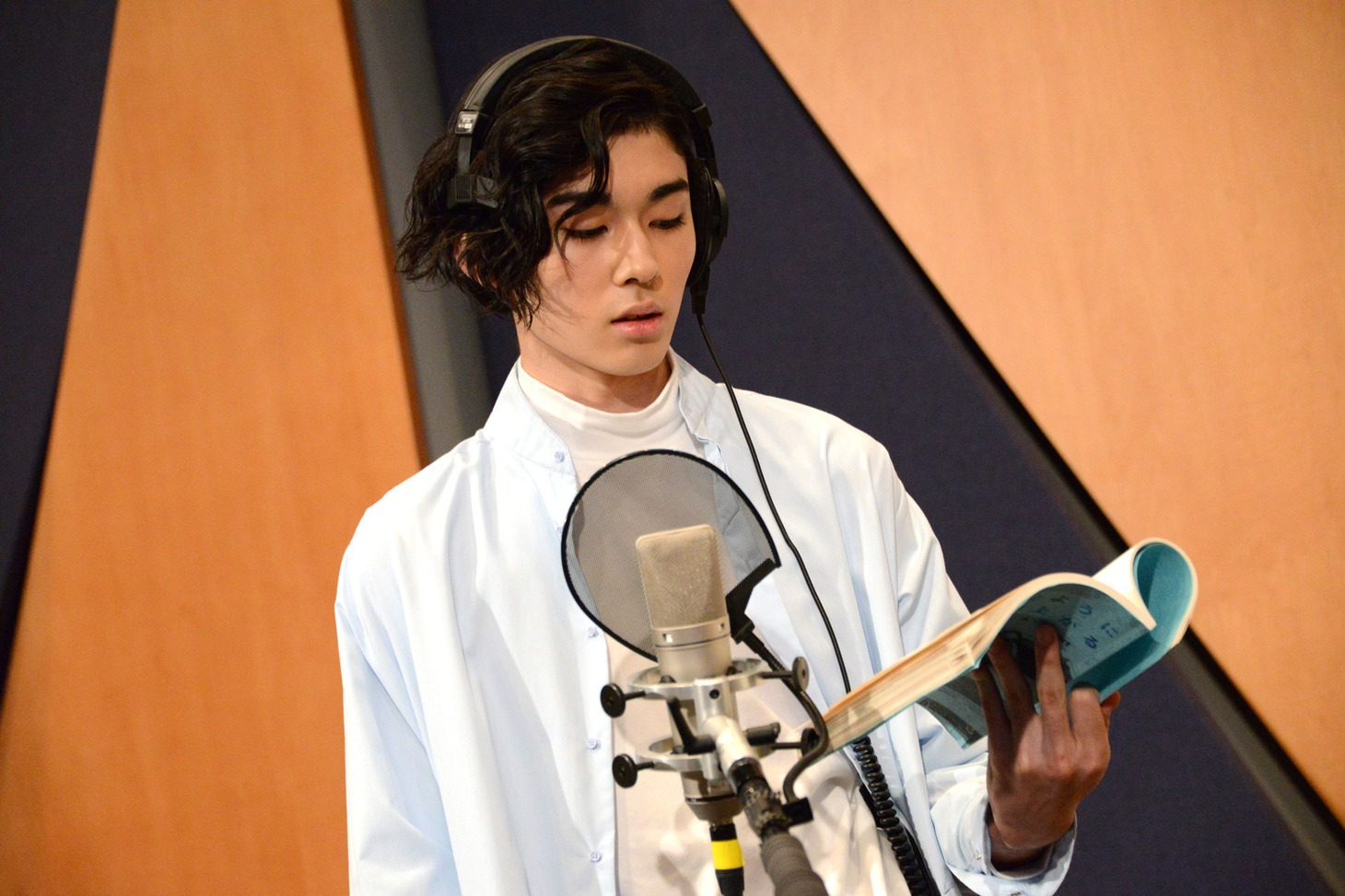 市川染五郎がアフレコする様子。