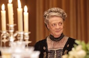 「ダウントン・アビー」シーズン2より、マギー・スミス演じるバイオレット。(c)2011 Carnival Film & Television Limited. All Rights Reserved.
