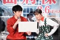 クイズに熱中する永野芽郁（右）を見守る坂口健太郎（左）。