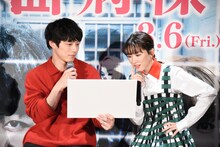 クイズに熱中する永野芽郁（右）を見守る坂口健太郎（左）。