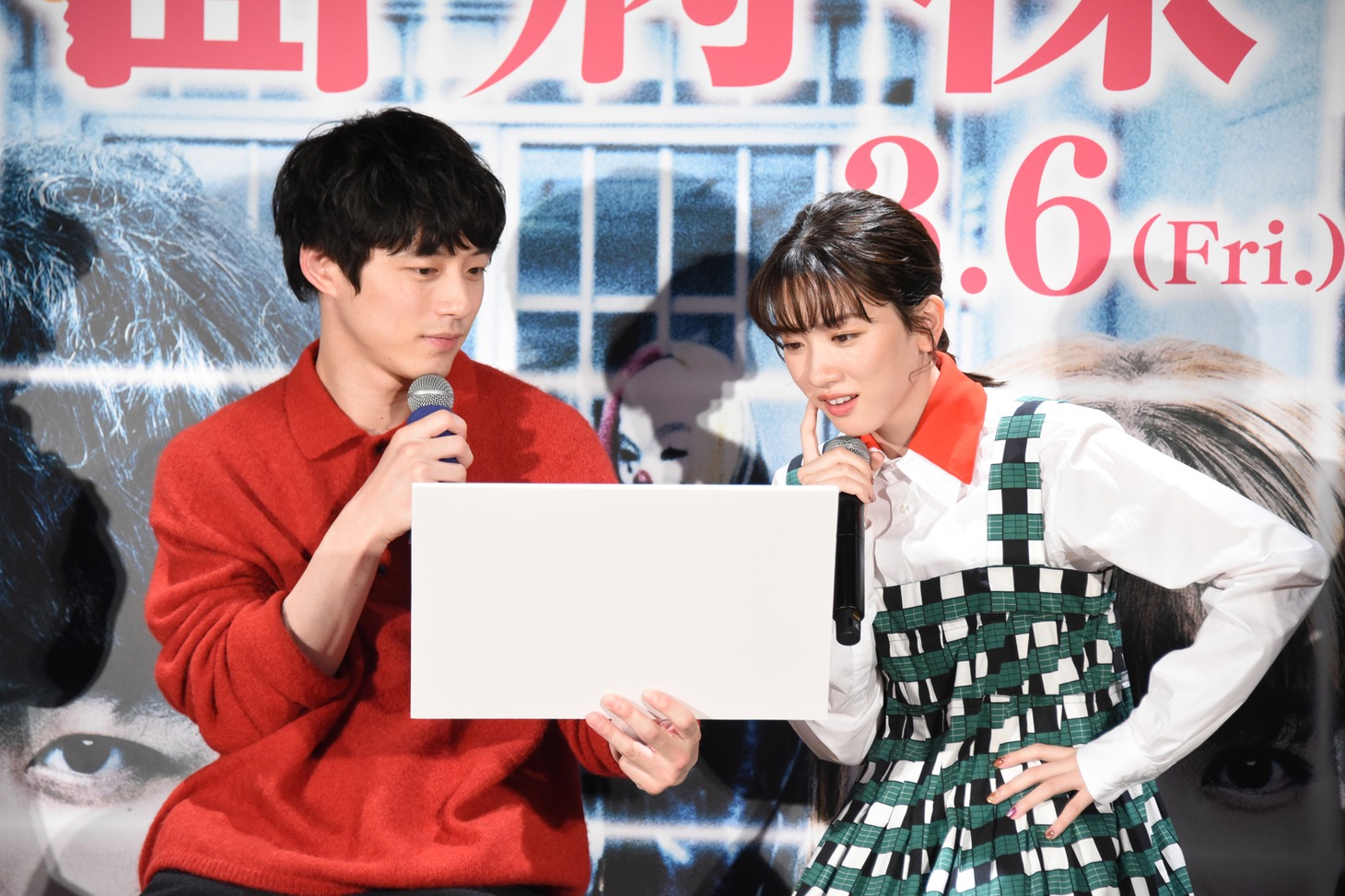 クイズに熱中する永野芽郁（右）を見守る坂口健太郎（左）。