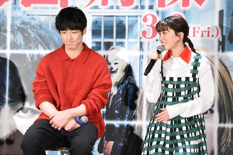 永野芽郁（右）の「素敵でした」に照れる坂口健太郎（左）。