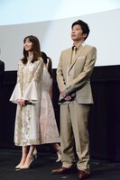 左から岡崎紗絵、田中圭。