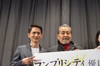 左からルー・ユーライ、藤竜也。