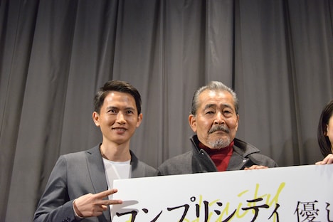 左からルー・ユーライ、藤竜也。