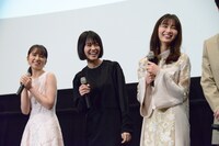 左から松木エレナ、志田彩良、岡崎紗絵。