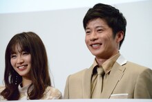 左から岡崎紗絵、田中圭。