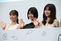 左から松木エレナ、志田彩良、岡崎紗絵。