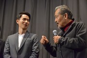 左からルー・ユーライ、藤竜也。