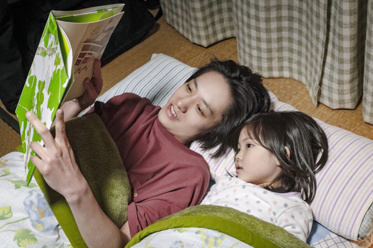 藤原季節がパパの顔見せる「his」新写真到着、子役と遊ぶメイキングカットも