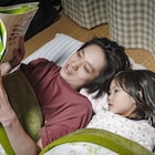 藤原季節がパパの顔見せる「his」新写真到着、子役と遊ぶメイキングカットも