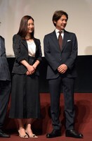 左から常盤貴子、緒形直人。