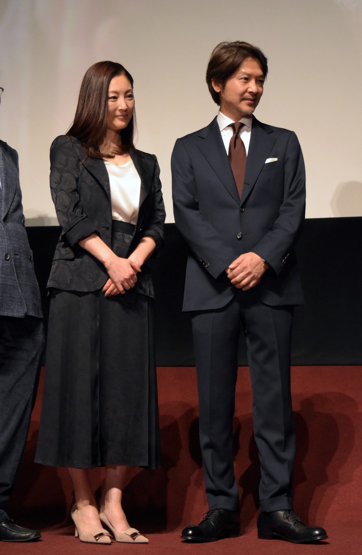 左から常盤貴子、緒形直人。