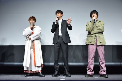 左から須賀健太、三浦翔平、崎山つばさ。