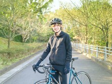 ロードバイクの練習に励む永瀬廉。