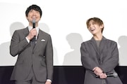 「アイドルの山田は全然違う」と、Hey! Say! JUMPのコンサートに行った思い出を語る佐々木蔵之介(左)。山田涼介(右)は、開演直後に関係者席にいた佐々木を発見したという。