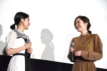 左から芳根京子、蓮佛美沙子。