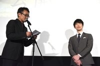 キャストへの感謝の手紙を読み上げる平川雄一朗（左）。