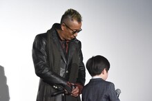 前を通る潤浩（右）を見つめる長渕剛（左）。