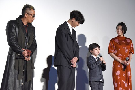 潤浩（左から3人目）の挨拶を見守るキャストたち。