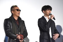 長渕剛（左）とのエピソードを披露する瑛太（右）。