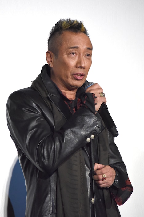 サングラスを外した長渕剛。