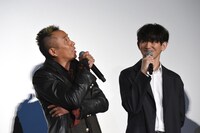 天を仰ぐ長渕剛（左）とその様子を見つめる瑛太（右）。