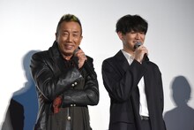 左から長渕剛、瑛太。