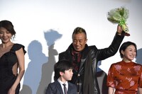 花束を掲げる長渕剛。