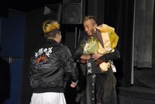 ファンとの交流を楽しむ長渕剛。