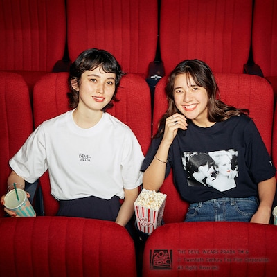 「ウーマン イン ムービーズ」より、グラフィックTシャツの着用イメージ。