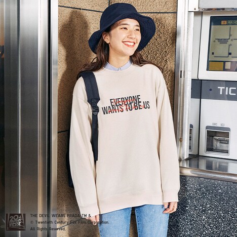 「ウーマン イン ムービーズ」より、スウェットシャツの着用イメージ。