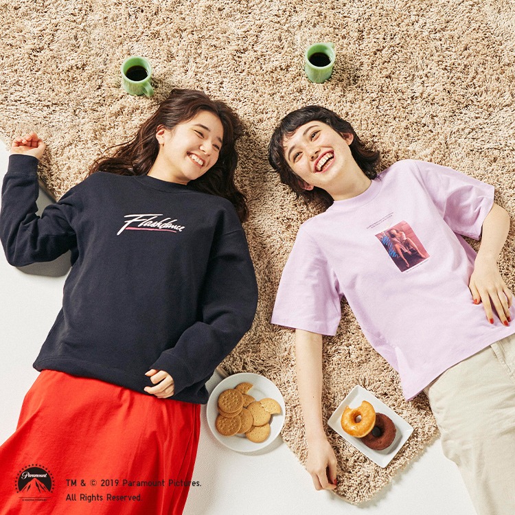 「ウーマン イン ムービーズ」より、スウェットシャツとグラフィックTシャツの着用イメージ。