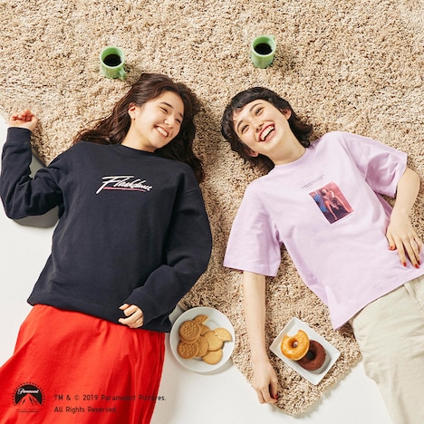 「ウーマン イン ムービーズ」より、スウェットシャツとグラフィックTシャツの着用イメージ。