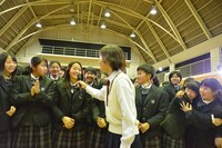 生徒にインタビューする岡田結実（中央）。