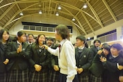 生徒にインタビューする岡田結実(中央)。