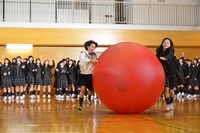 大玉転がし対決の様子。