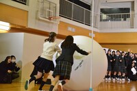 大玉転がし対決の様子。