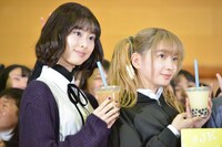 左から井本彩花、福地桃子。