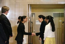 フランチェスカ・ヘイワード（左）が天皇皇后両陛下、愛子内親王殿下と挨拶する様子。